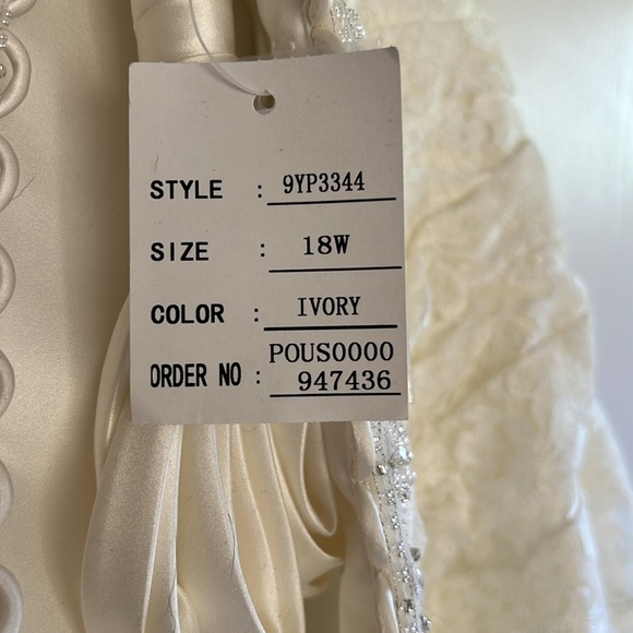 18w David’s bridal ivory strapless wedding dress - Picture 6 of 8